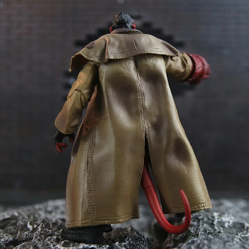 خرید فیگور مزکو «هلبوی: پسر جهنمی با سیگار» Mezco Hellboy Golden Army Smoking Ver Figure