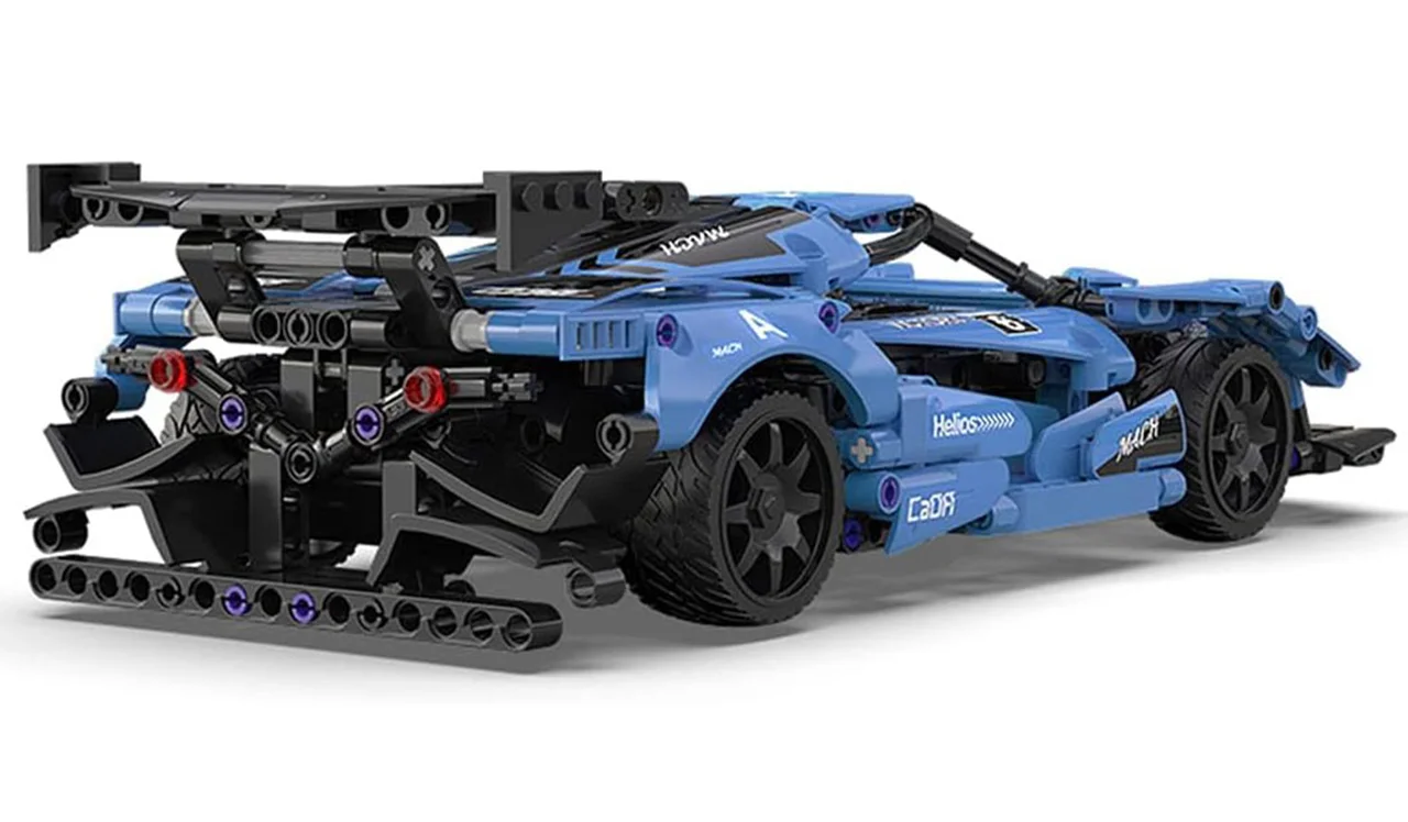 نمای نزدیک از چرخها و سیستم تعلیق ماشین کنترلی اسپورت هلیوس