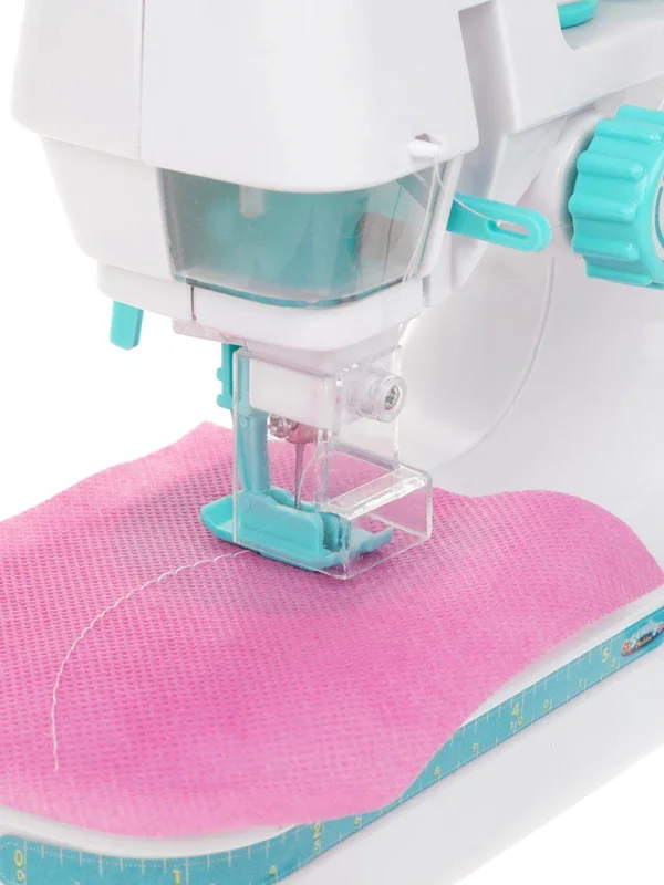 نمای جلوی چرخ خیاطی اسباببازی مدل Jin Jia Tai 7922 در حال کار