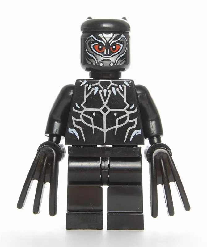 نمای نزدیک به دست و پاهای فیگور لگو بلک پنتر Xinh