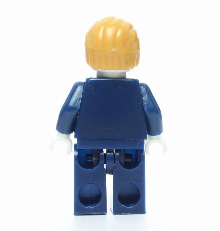 تصویر اصلی پشت جزئیات دقیق پشت لباس و چاقو در دست