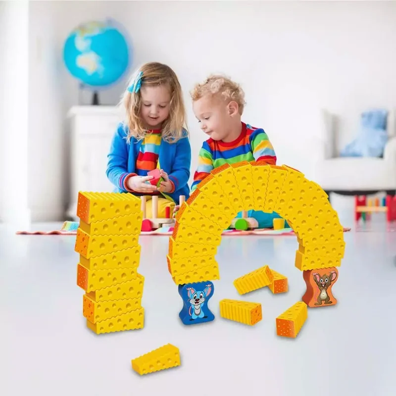 کودک در حال کمک به دوستش در بازی برج پنیر