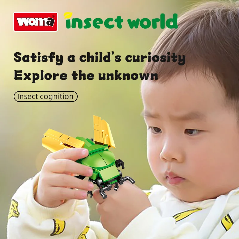 لگو دنیای حشرات Insect World کودک در حال بررسی مدل سوسک سبز با بالهای زرد در محیط آموزشی