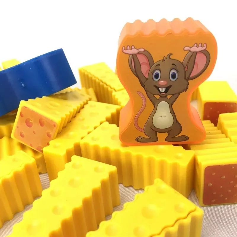 بلوکهای پنیر و موشها در حال بازی
