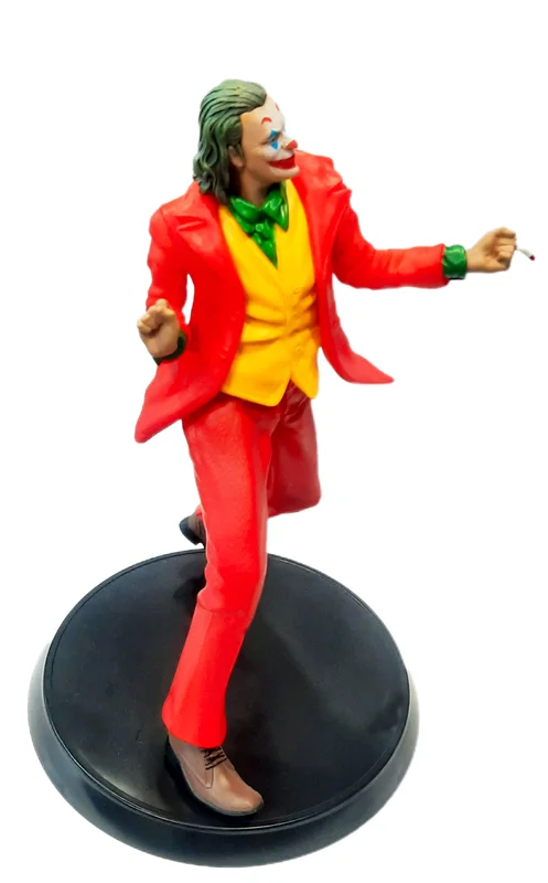 تصویر فیگور جوکر با کت و شلوار قرمز در حال رقص