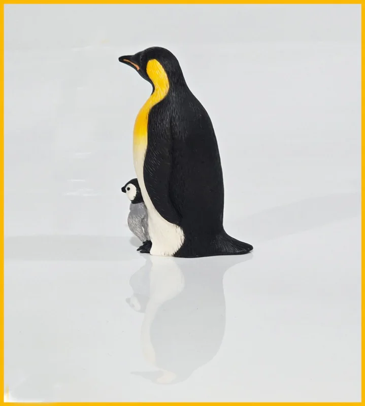 نمای پشت فیگور پنگوئن امپراطور با جوجه