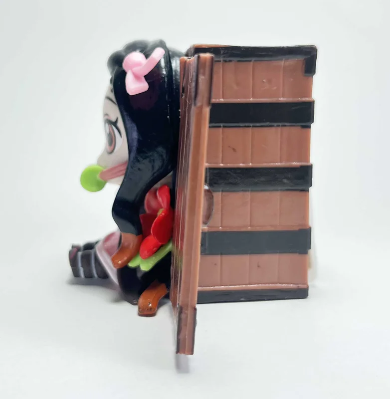 فیگور شیطان کش نزوکو کامادو فیگور در محیط گلدار با جعبه باز