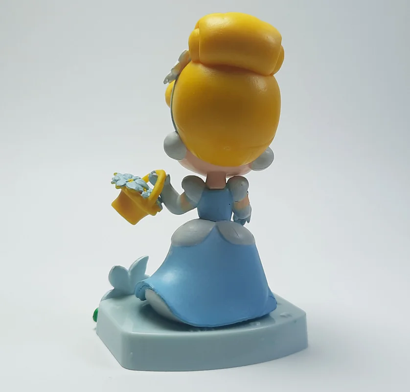 فیگور سیندرلا Cinderella Figure از پشت با نمایش موهای گوجهای کلاسیک
