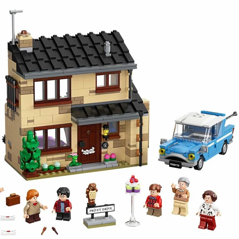 نمای کلی از لگو ساختمان هری پاتر با خانه پرایوت درایو و ماشین جادویی آبی رنگ