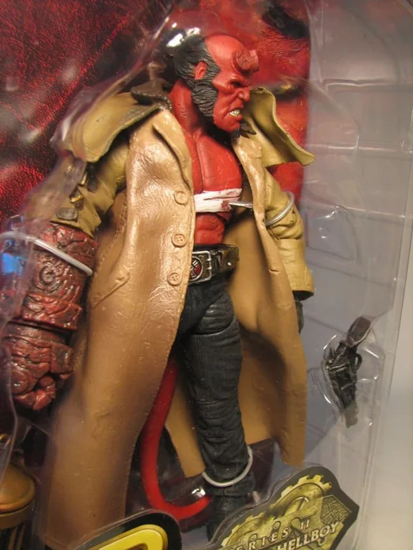 خرید فیگور مزکو «هلبوی: پسر جهنمی زخمی» Mezco Hellboy Wounded Hellboy Ver HB Series II Figure