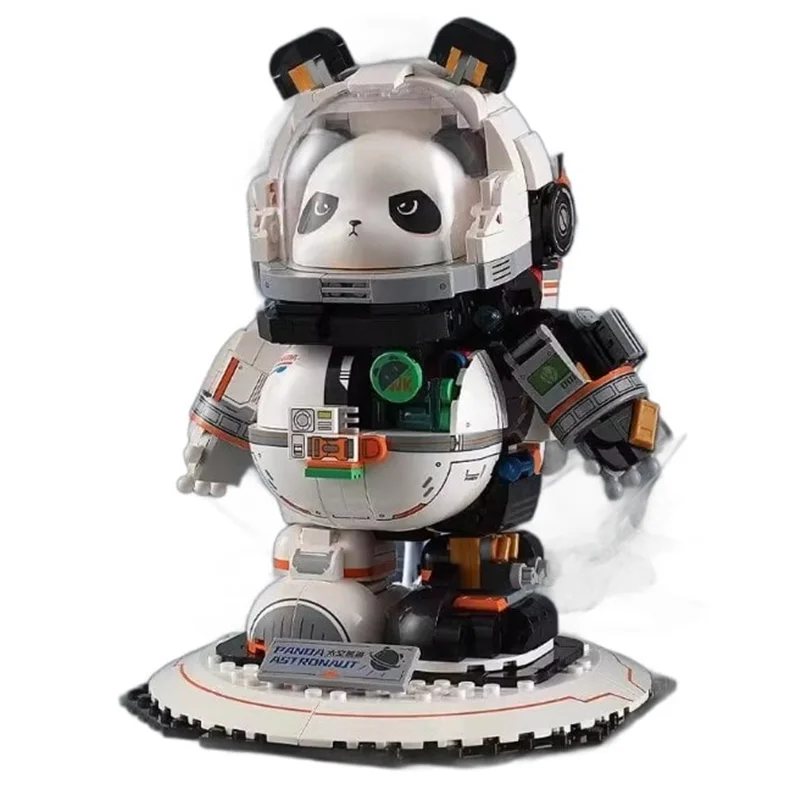 نمای جلو لگو پاندا فضانورد با کلاه فضایی شفاف و جزئیات دقیق بدنه.