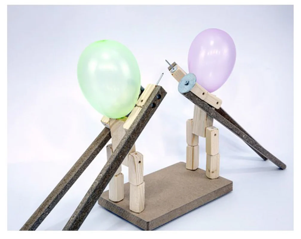 بازی ایرانی ستیز - آدمکهای چوبی با سر بادکنکی و شمشیرهای فلزی، همراه با بستهای شامل 50 بادکنک. بازی دو نفره هیجانانگیز و مناسب برای خانوادهه