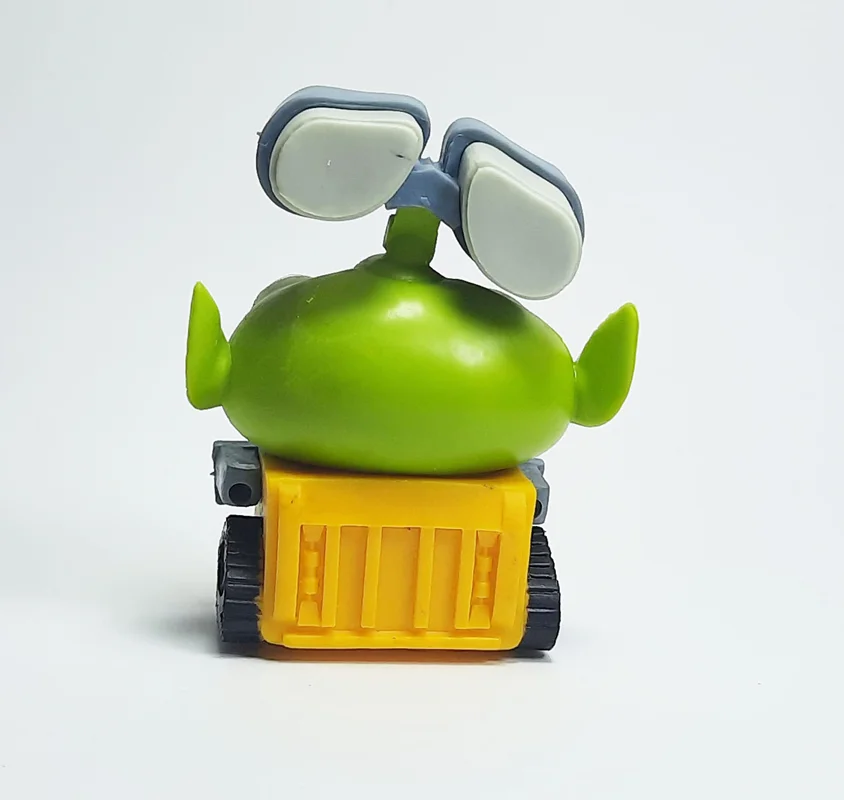 پشت فیگور دیزنی پیکسار بیگانه سهچشمی در نقش وال-ای