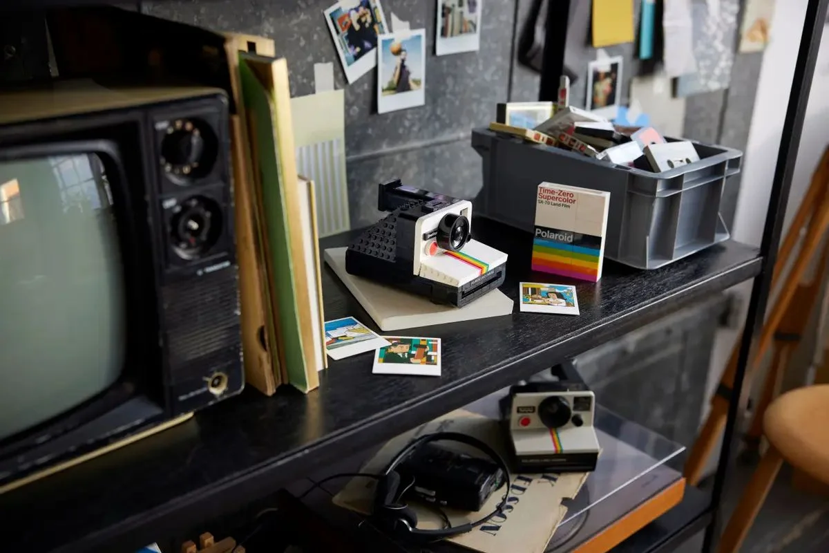 "LEGO Polaroid OneStep SX-70 Camera 21345 - مجموعه ساختنی دوربین کلاسیک پولارید با جزئیات دقیق و طراحی زیبا."
