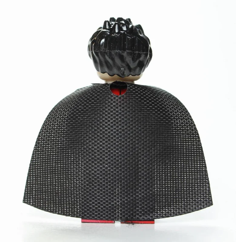 روبین با شنل از پشت