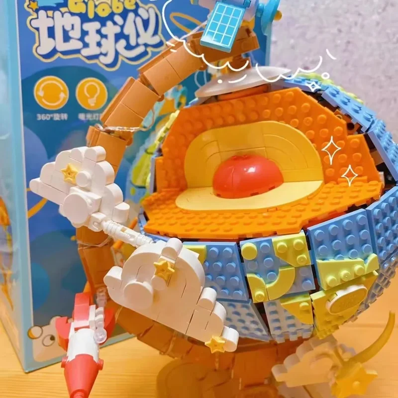 نمای روبرو از لگو کره زمین در کنار جعبه