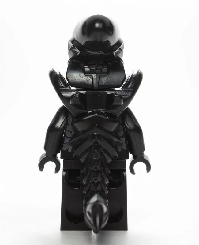 فیگور شخصیت زنومورف نمای پشت با دم خمیده و سر کشیده