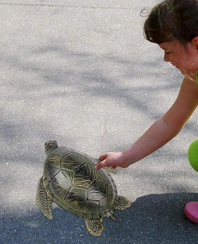 فیگور لاک پشت دریایی Garden Sea Turtle در حال بازی در ساحل