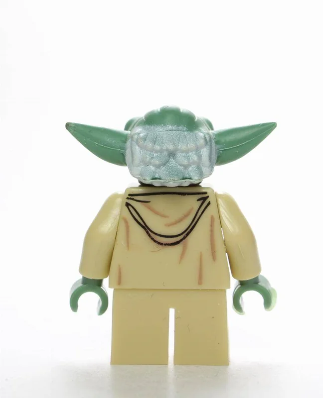 نمای پشتی فیگور شخصیت یودا استاد جدای با لباس سنتی