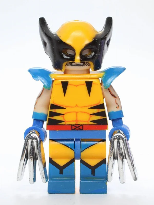 مینی فیگور لگو ولورین با چنگال از روبرو