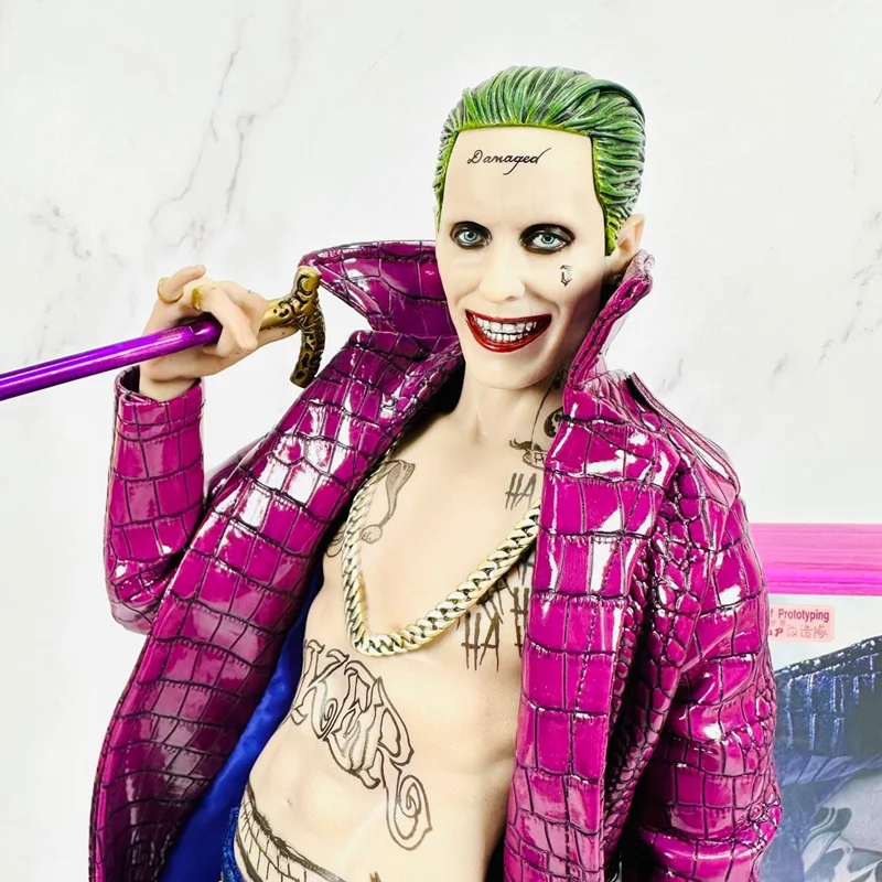 نمای نزدیک از چهره فیگور جوکر جوخه انتحاری