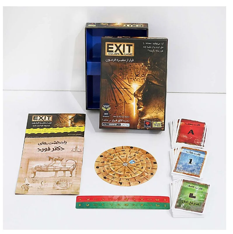 کارتهای معما و دفترچه در نمای نزدیک بازی خروج اگزیت