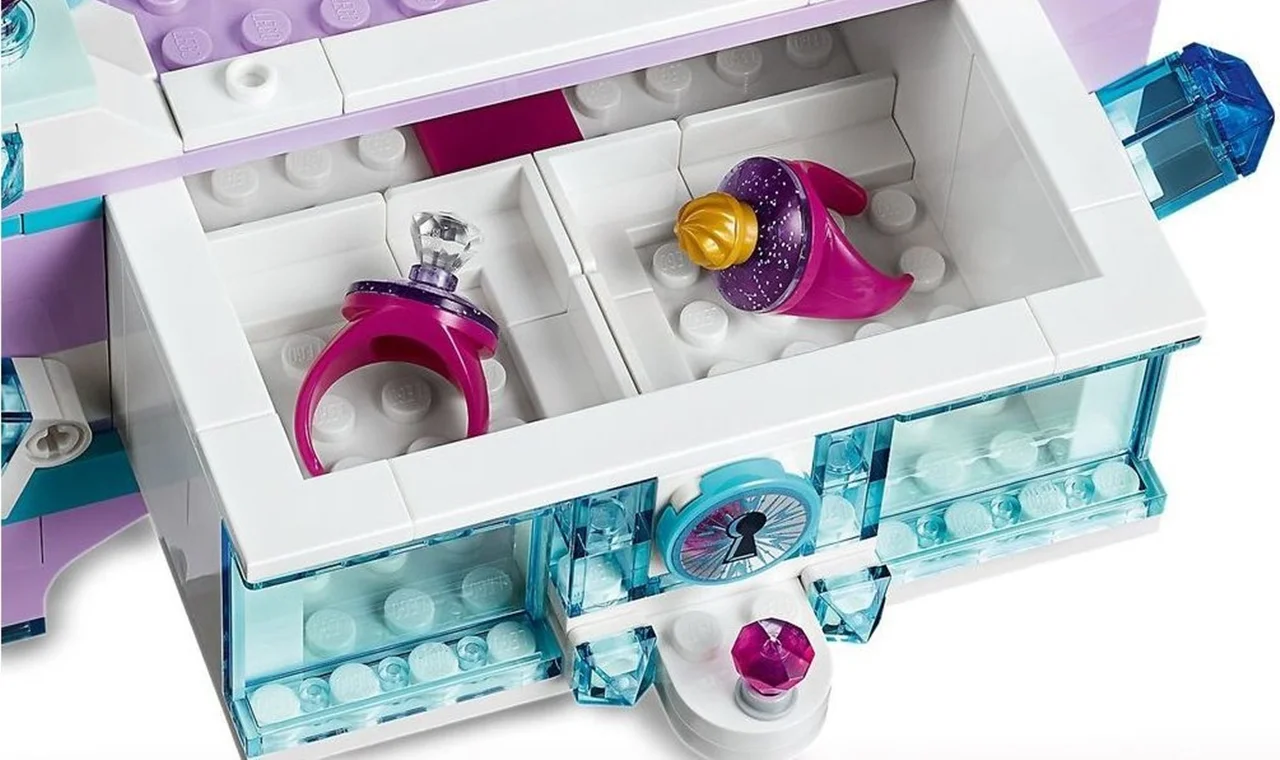 کشوی مخفی باز شده با انگشترهای جادویی لگو خانه السا فروزن