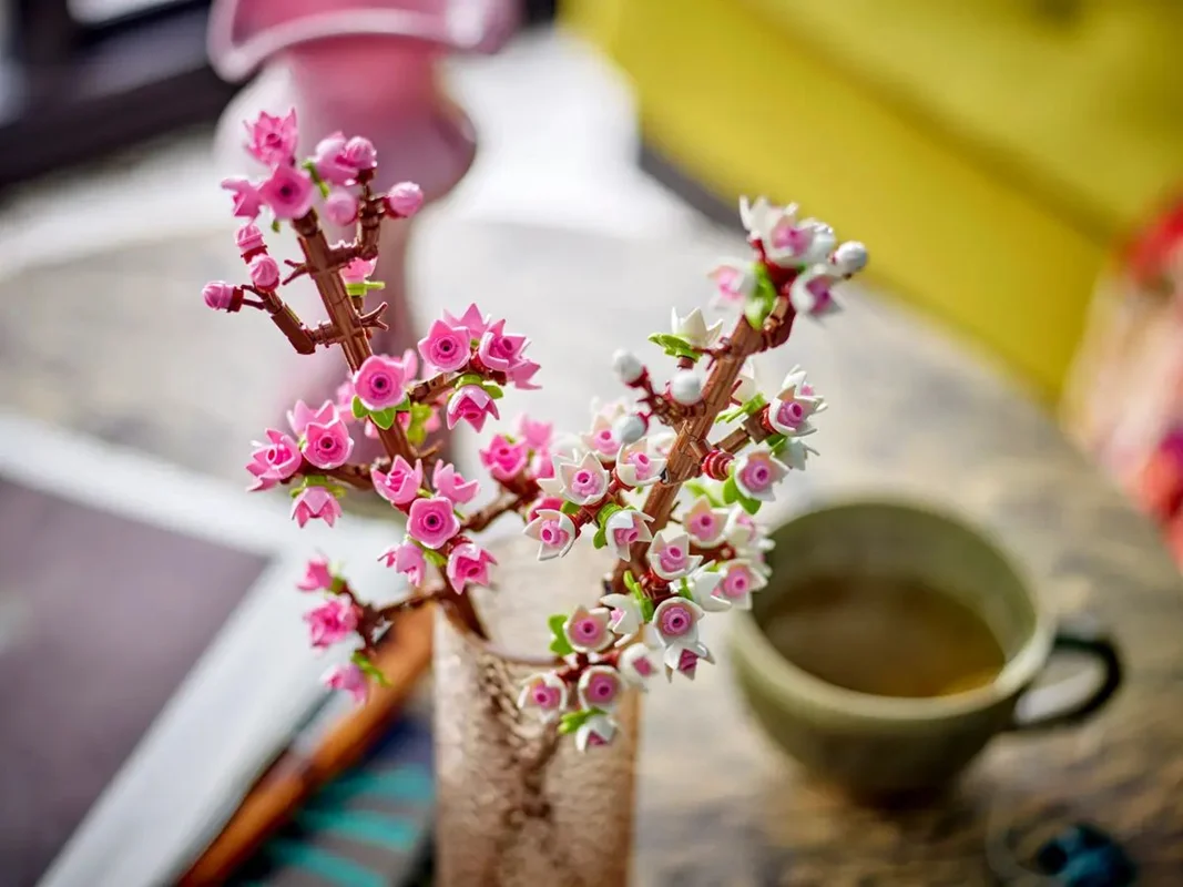 LEGO Cherry Blossoms 40725 - مجموعه ساختنی شکوفههای گیلاس با جزئیات دقیق و طراحی زیبا."