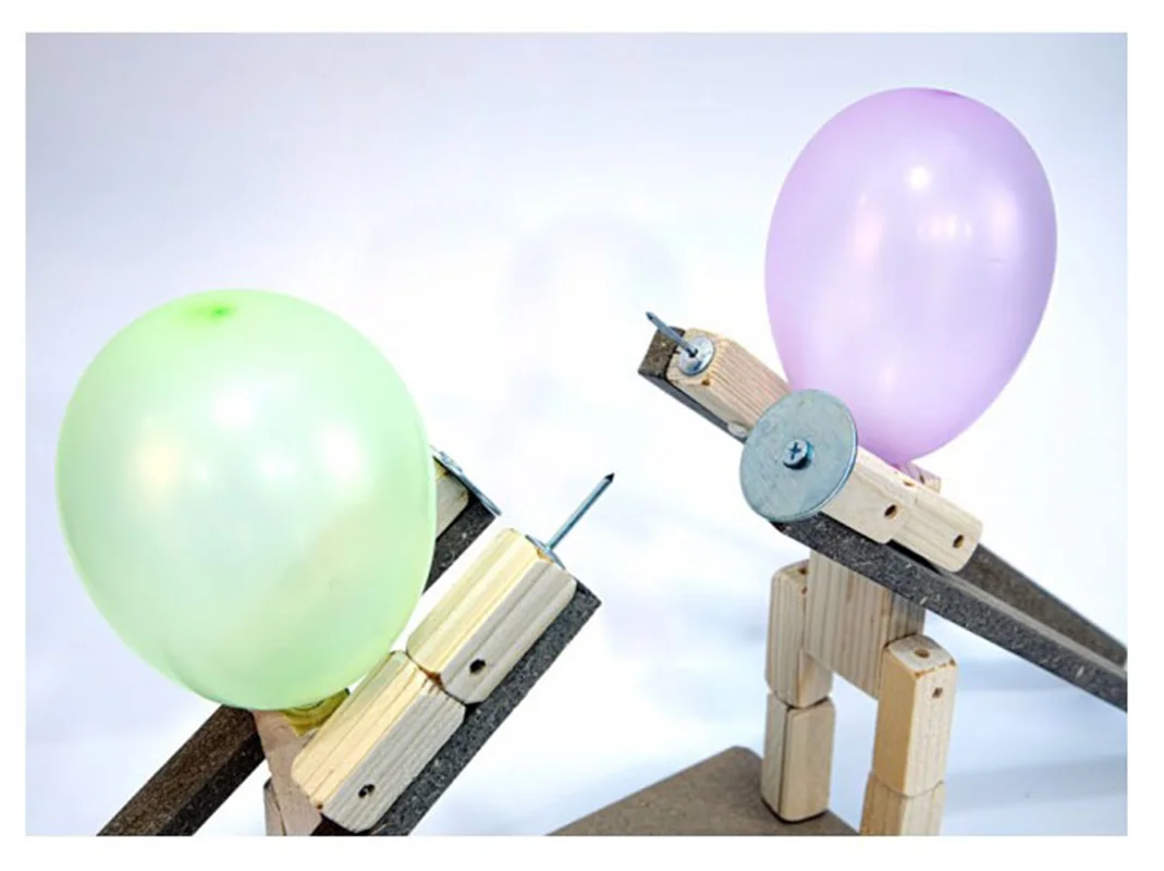 بازی ایرانی ستیز - آدمکهای چوبی با سر بادکنکی و شمشیرهای فلزی، همراه با بستهای شامل 50 بادکنک. بازی دو نفره هیجانانگیز و مناسب برای خانوادهه