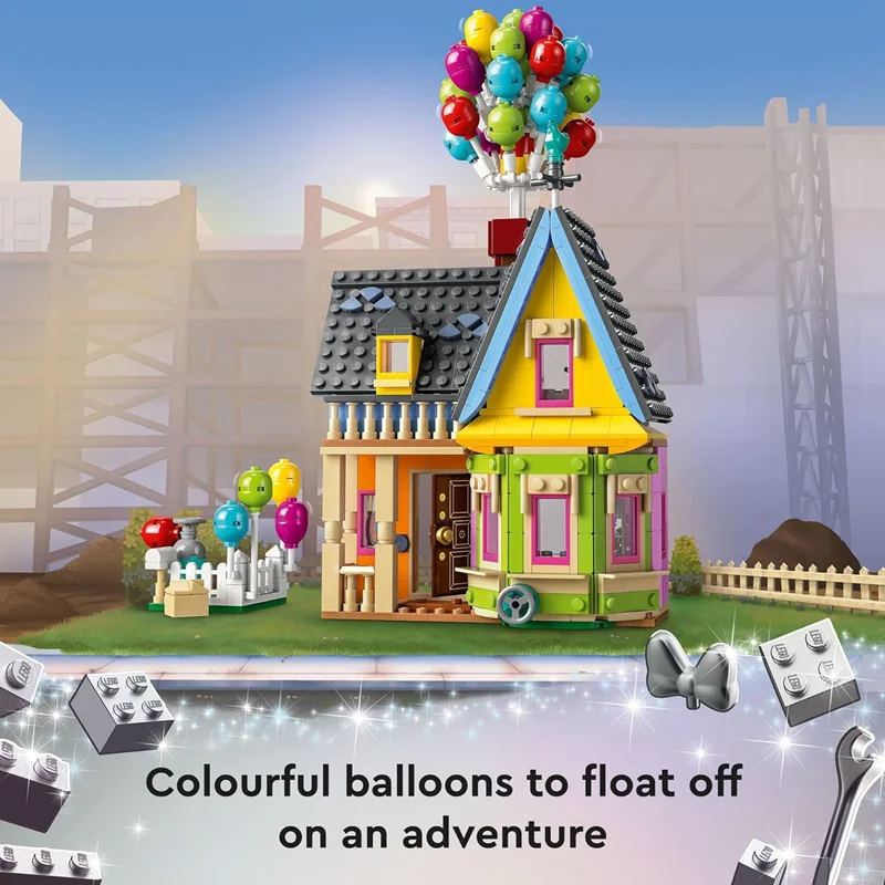"LEGO Disney and Pixar ‘Up’ House Disney 100 - مجموعه ساختنی خانه کارل و راسل از انیمیشن UP، شامل فیگورهای کارل، راسل و داگ."