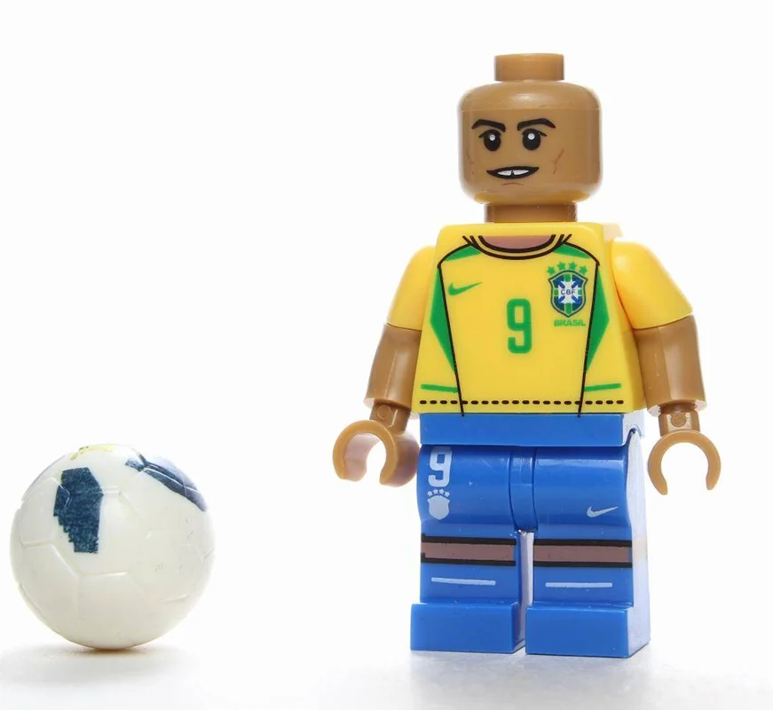 مینی فیگور لگو رونالدو لوئیس نمای سه بعدی با توپ