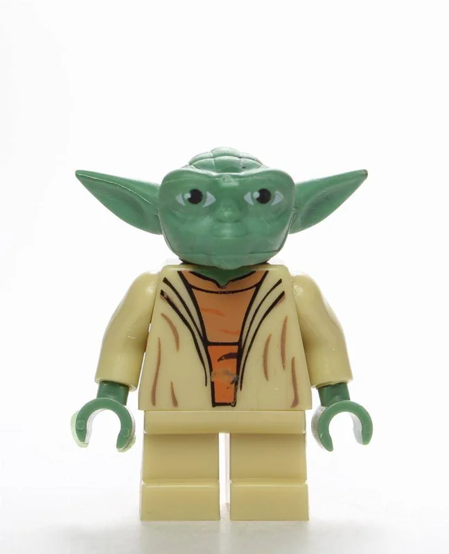 نمای جلویی فیگور شخصیت یودا استاد جدای با شمشیر نوری