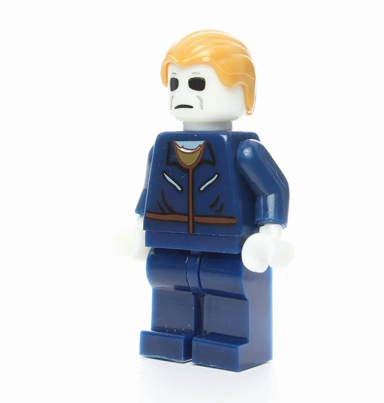 تصویر نزدیک از صورت و جزئیات چهره مایکل مایرز Michael Myers