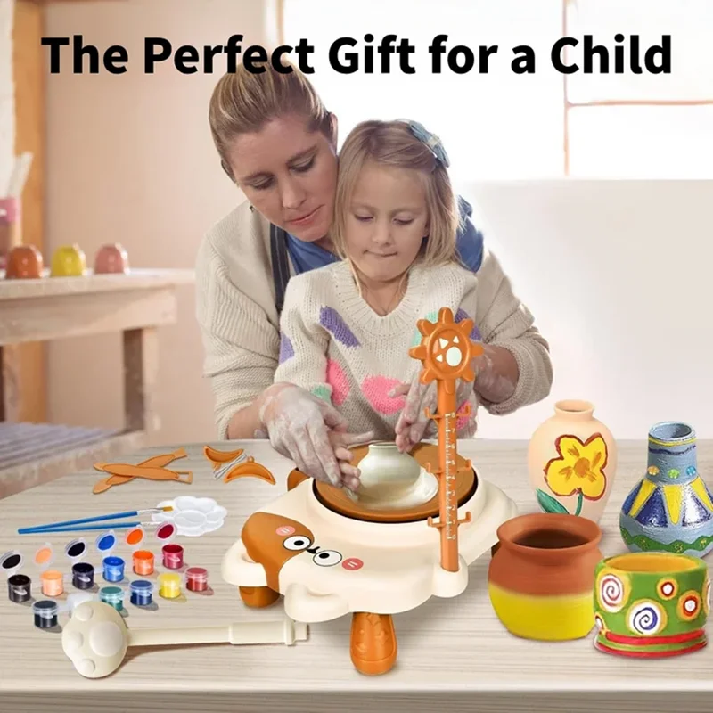 کار کودکان و مادر در سفالگری با چرخ سفالگری طرح گربه