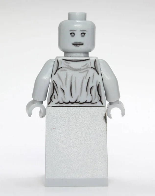 نمای جلو از مینی فیگور Weeping Angel با جزئیات کامل لباس و بالها.