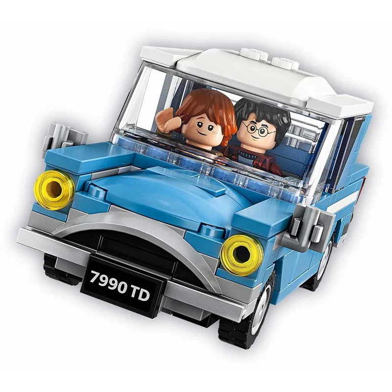 نمای نزدیک از ماشین جادویی آبی رنگ با هری پاتر و رون ویزلی در حال رانندگی