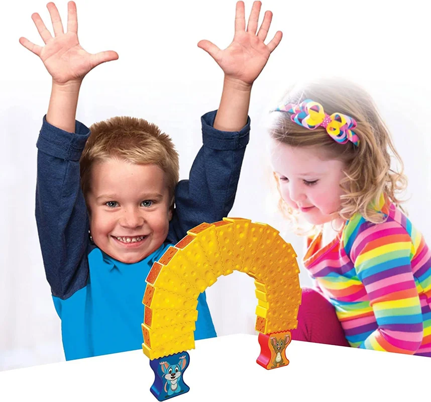 کودکان در حال تفریح با برج پنیر