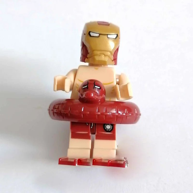 مینی فیگور لگو آیرون من نسخه تعطیلات - نمای جلو