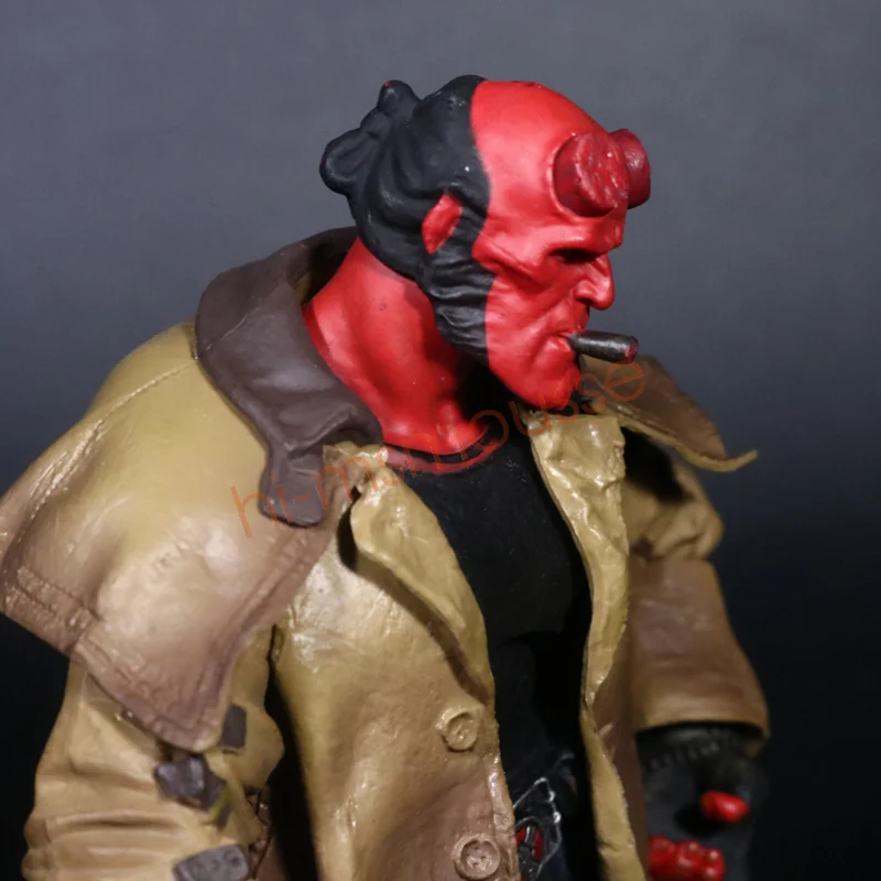 خرید فیگور مزکو «هلبوی: پسر جهنمی با سیگار» Mezco Hellboy Golden Army Smoking Ver Figure