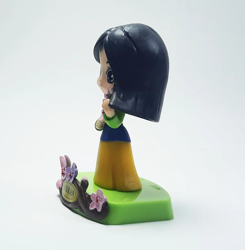 فیگور مولان Mulan Figure از زاویه کناری با نمایش گل صورتی در دست