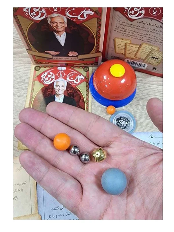 تصویر نزدیک از گویهای فلزی و پلاستیکی بازی گل یا پوچ