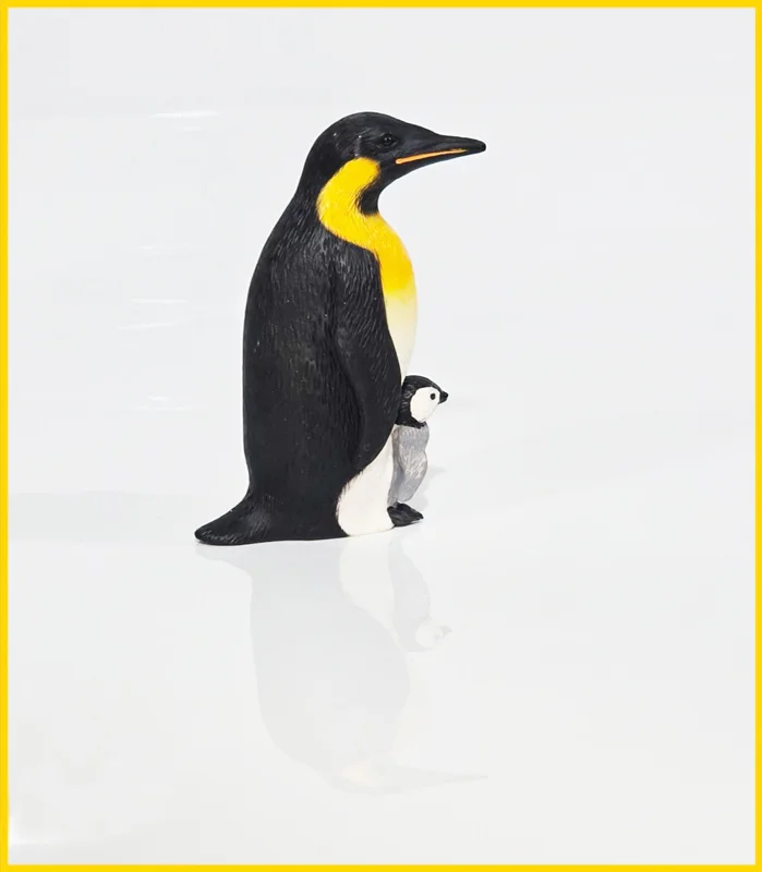 نمای جانبی فیگور پنگوئن امپراطور با بچه مدل Animal Paradise Emperor Penguin with Baby