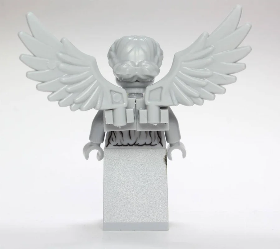 نمایش پشت مینی فیگور Weeping Angel  با تمرکز بر بالها و لباس