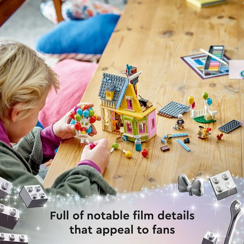 "LEGO Disney and Pixar ‘Up’ House Disney 100 - مجموعه ساختنی خانه کارل و راسل از انیمیشن UP، شامل فیگورهای کارل، راسل و داگ."