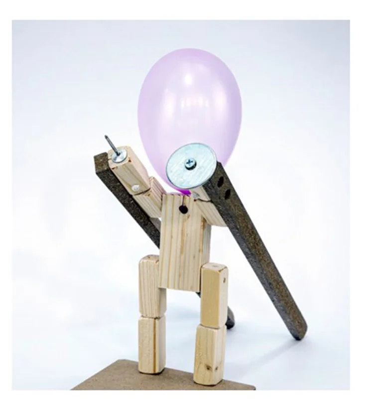 بازی ایرانی ستیز - آدمکهای چوبی با سر بادکنکی و شمشیرهای فلزی، همراه با بستهای شامل 50 بادکنک. بازی دو نفره هیجانانگیز و مناسب برای خانوادهه