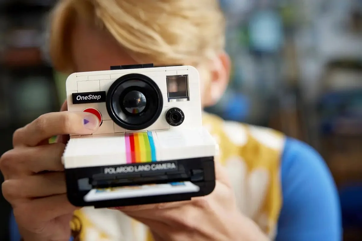 "LEGO Polaroid OneStep SX-70 Camera 21345 - مجموعه ساختنی دوربین کلاسیک پولارید با جزئیات دقیق و طراحی زیبا."