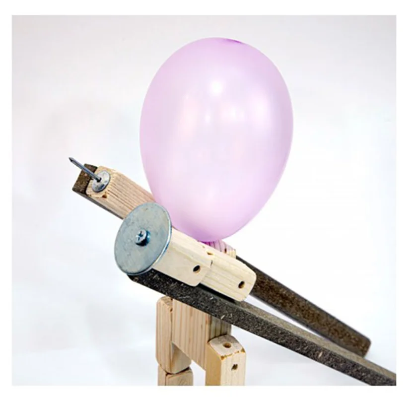 بازی ایرانی ستیز - آدمکهای چوبی با سر بادکنکی و شمشیرهای فلزی، همراه با بستهای شامل 50 بادکنک. بازی دو نفره هیجانانگیز و مناسب برای خانوادهه