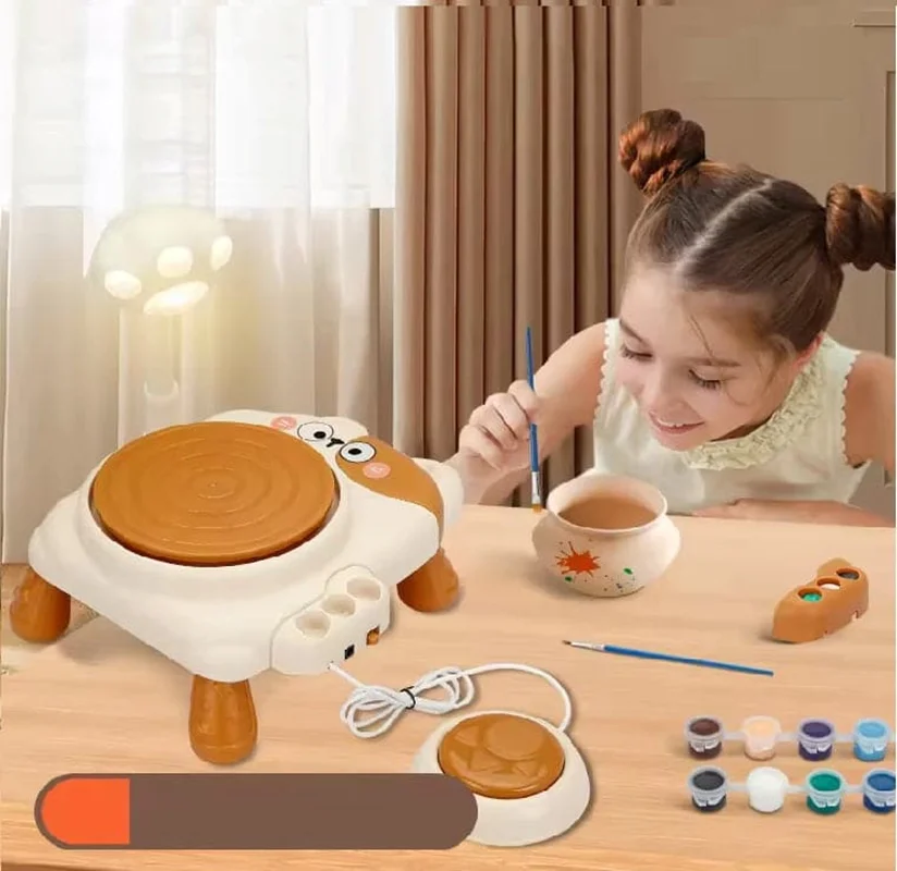 کودکی در حال استفاده از چرخ سفالگری مدل Pussy Cat